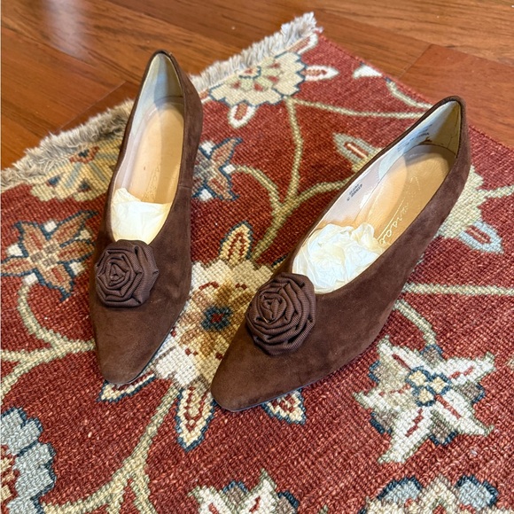 CARESSA Rust Chocolate Suede 2”Heel 8 1/2 - Picture 10 of 11